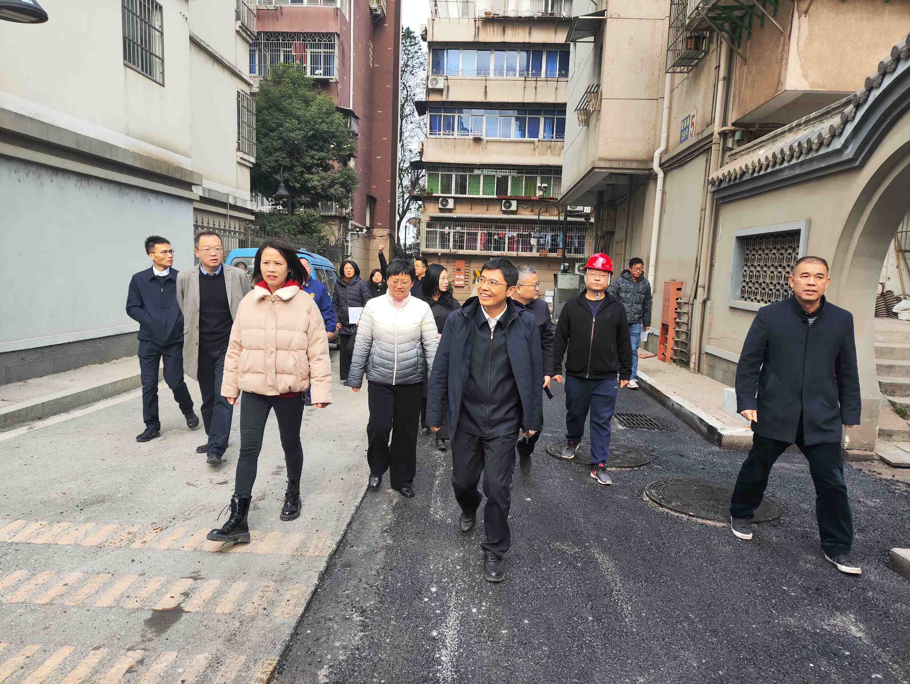 南昌市政府黨組成員、副市長(zhǎng)徐鶴飛一行深入我司東湖區(qū)豫章街道老舊小區(qū)改造項(xiàng)目調(diào)研安全生產(chǎn)工作